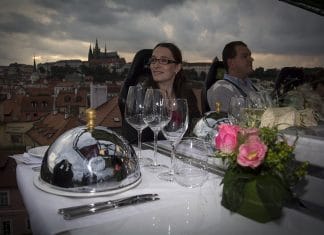 VEČEŘE V OBLACÍCH 2026. Prahu objevuje z nové perspektivy. Létat se bude jen jediný víkend