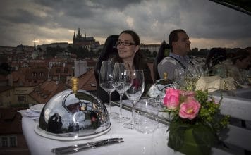 VEČEŘE V OBLACÍCH 2026. Prahu objevuje z nové perspektivy. Létat se bude jen jediný víkend