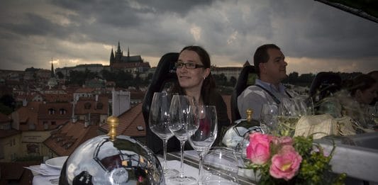 VEČEŘE V OBLACÍCH 2026. Prahu objevuje z nové perspektivy. Létat se bude jen jediný víkend