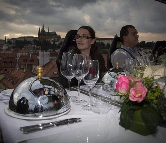 VEČEŘE V OBLACÍCH 2026. Prahu objevuje z nové perspektivy. Létat se bude jen jediný víkend