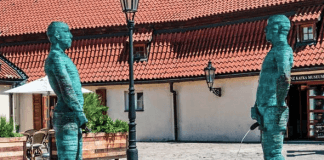 Kavárenská pohoda u slavné čurající atrakce. Hergetova cihelna v letním