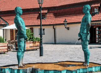 Kavárenská pohoda u slavné čurající atrakce. Hergetova cihelna v letním