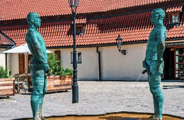 Kavárenská pohoda u slavné čurající atrakce. Hergetova cihelna v letním