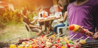 Letní grilování. Kdo v téhle disciplíně vítězí? Muži nebo ženy?