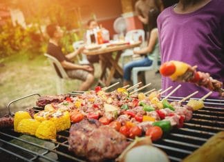 Letní grilování. Kdo v téhle disciplíně vítězí? Muži nebo ženy?