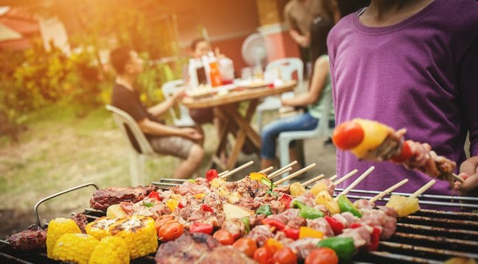 Letní grilování. Kdo v téhle disciplíně vítězí? Muži nebo ženy?