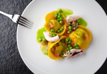 Ravioli s čerstvým hráškem, mátou a kalamáry