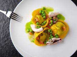Ravioli s čerstvým hráškem, mátou a kalamáry