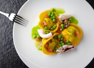 Ravioli s čerstvým hráškem, mátou a kalamáry