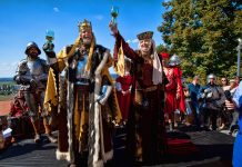 Pálavské vinobraní: cimbálovka, královský pár i lisování hroznů