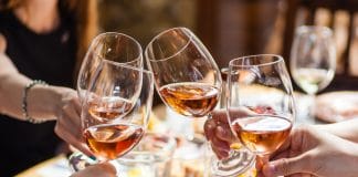 Růžová sezóna klepe na dveře. Teplé dny volají po rosé