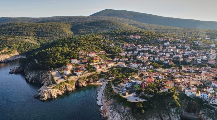 Za vínem i koupáním bezpečně. Chorvatsko má nyní nejlepší epidemiologickou situaci ve Středomoří Ostrov Krk, Foto Pavel Vítek RVV Studio