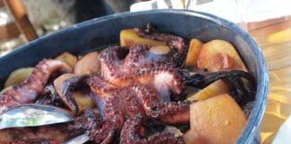 Chobotnice pod pekou. Chorvatská specialita ze žhavého uhlí