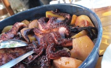 Chobotnice pod pekou. Chorvatská specialita ze žhavého uhlí