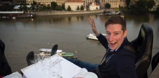 Oblíbená kulinářská show v oblacích opět v Praze. Dinner in the Sky letos nad Vltavou