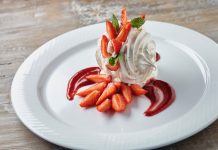 Doping pro Wimbledon i příslib léta. Britský dezert Eton mess zapijte šumivým rosé