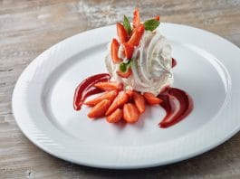 Doping pro Wimbledon i příslib léta. Britský dezert Eton mess zapijte šumivým rosé