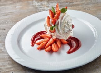 Doping pro Wimbledon i příslib léta. Britský dezert Eton mess zapijte šumivým rosé