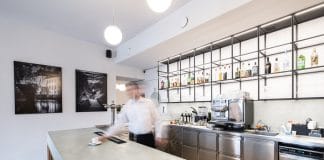 Víno a větrník nad Vltavou. Legendární vinárna Tři Grácie je zpět