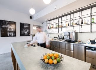 Víno a větrník nad Vltavou. Legendární vinárna Tři Grácie je zpět