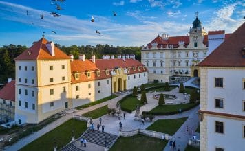 Valtické vinné trhy lákají na vítězná vína i cimbálovku. Počet vzorků v soutěži byl rekordní