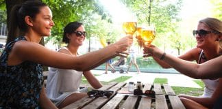 Holky, jdeme na jedno? Ženy chodí na pivo častěji, ukázal průzkum