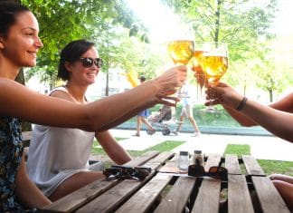 Holky, jdeme na jedno? Ženy chodí na pivo častěji, ukázal průzkum