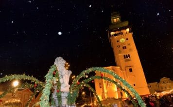 Vinařský advent u sousedů: Trhy v podzemí Retzu i v nejdelší vinné uličce. Vánoce v korutanském vinařství či městě andělů