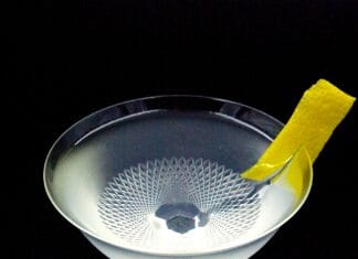 Oblek, nebo drink? Obojí. TUXEDO Koktejl Tuxedo, gin, ouzo, Martini, Cinzano