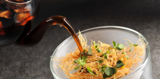 HOUBY NA LŽÍCI. Síla consommé, jako když kopne kůň Houbové consommé