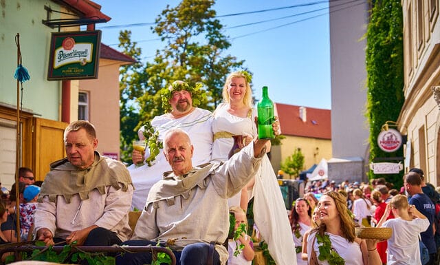 Burčák, akrobaté i královský průvod. Na Znojemské vinobraní svítilo slunce. Obrazně i doslova Znojemské historické vinobraní průvod