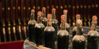 Poklad v podobě 200 let staré skotské whisky a nástrahy investičních sudů k tomu