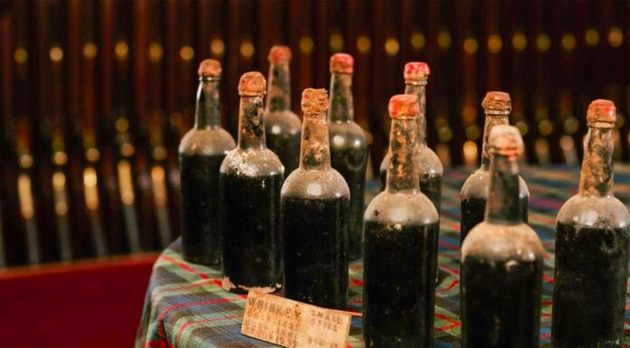 Poklad v podobě 200 let staré skotské whisky a nástrahy investičních sudů k tomu