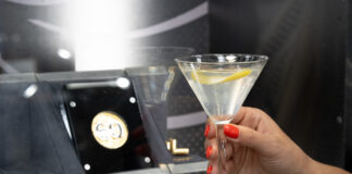 Drink Vesper Martini a k tomu zlato a stříbro. Oslavy Jamese Bonda mohou být věčné koktejl Vesper a investiční mince