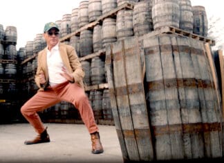 Jean-Claude Van Damme další slavnou tváří ve službách irské whiskey. Stávky už i v palírnách Akční hvězda Jean Claude Van Damme tváří Old Oak Irish whiskey