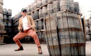 Jean-Claude Van Damme další slavnou tváří ve službách irské whiskey. Stávky už i v palírnách Akční hvězda Jean Claude Van Damme tváří Old Oak Irish whiskey
