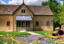 Král Charles III plnil sudy. Kdo je „Miss Palírnou“ Spojeného království a Irska? Miss Distillery