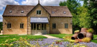 Král Charles III plnil sudy. Kdo je „Miss Palírnou“ Spojeného království a Irska? Miss Distillery