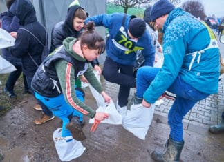 Mistři v řezu révy předvedli své umění i v dešti. Zlaté nůžky putují na Slovensko