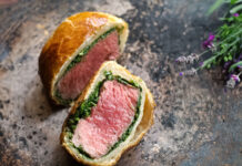 Beef Wellington. Šťavnatá pečínka v křupavém kabátě hovězí v těstové krustě