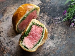 Beef Wellington. Šťavnatá pečínka v křupavém kabátě hovězí v těstové krustě