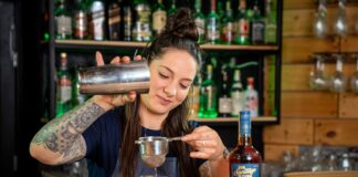 Daiquiri Week: Užívejte si léto s ikonickým koktejlem barmanka míchá koktejl