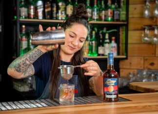 Daiquiri Week: Užívejte si léto s ikonickým koktejlem barmanka míchá koktejl