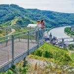 Aussichtsplattform mit Panoramablick auf Bernkastel-Kues Der Aussichtspunkt grenzt direkt an die weltberühmte Doctor-Weinlage und bietet den Besuchern einen tollen Panoramablick auf Bernkastel-Kues.