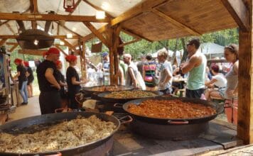 Festival NÁPLAVKŐŐŐ plánovaný na tento víkend SE RUŠÍ! Oslavy maďarské gastronomie a kultury padly za oběť počasí Maďarský festival chutí