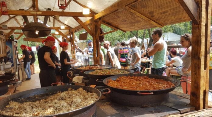 Festival NÁPLAVKŐŐŐ plánovaný na tento víkend SE RUŠÍ! Oslavy maďarské gastronomie a kultury padly za oběť počasí Maďarský festival chutí