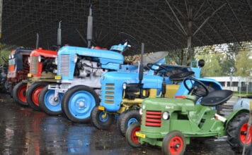 JEDE TRAKTOR. Spanilá jízda odstartuje první ročník Traktoriády