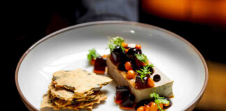 PODZIMNÍ HODY NEKONČÍ. Husa, kachna, dýně i mladé víno. A relax v krásném prostředí