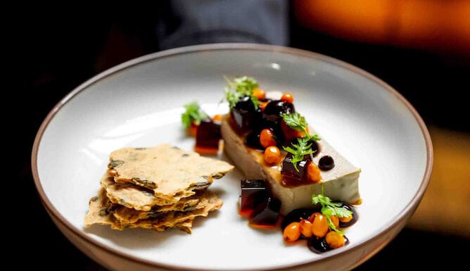 PODZIMNÍ HODY NEKONČÍ. Husa, kachna, dýně i mladé víno. A relax v krásném prostředí