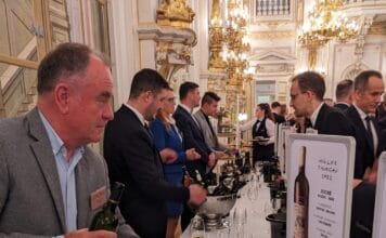 VYZNAMENÁNÍ NA HRADĚ zapili významní hosté nejlepšími víny z Moravy a Čech